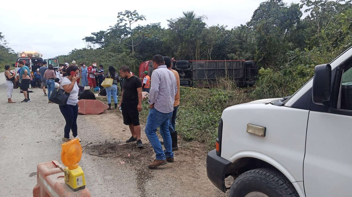Mueren 8 personas y más de 20 resultaron heridos tras volcadura de autobús en la carretera Mérida-Cancún