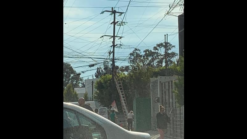 Trabajador de TotalPlay se electrocuta y queda colgando de poste en Momoxpan; se reporta grave