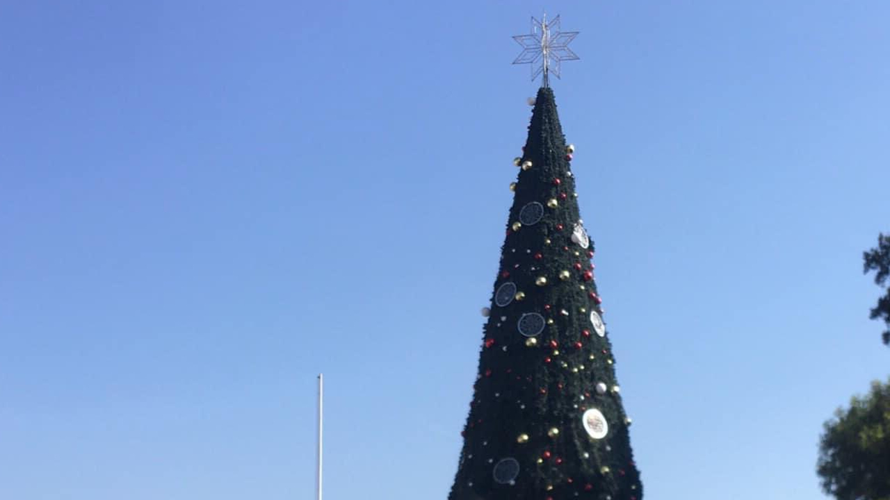 En pleno mes de febrero continuaba puesto el Árbol Navideño de San Pedro Cholula 