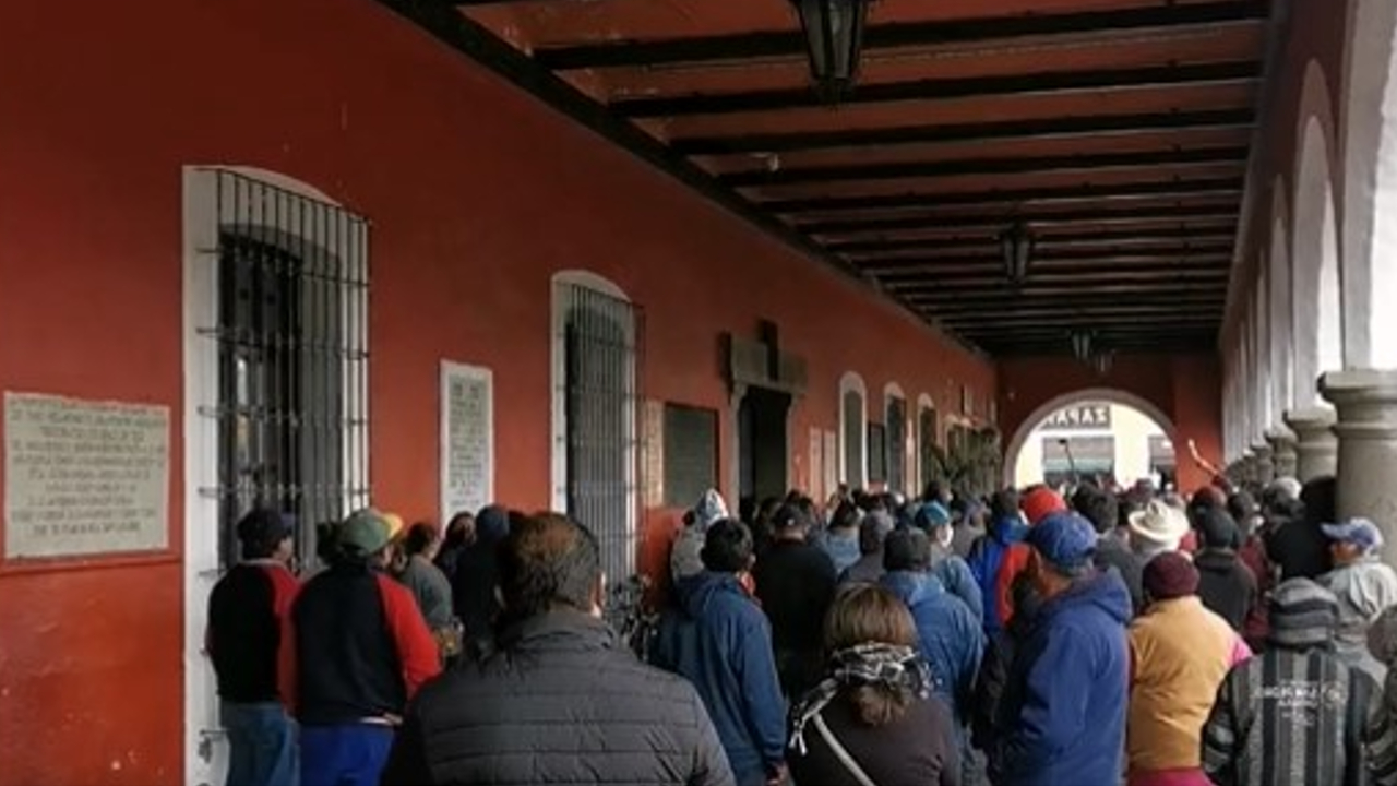 Ciudadanos se manifestaron afuera del Ayuntamiento de San Pedro Cholula tras la inhabilitación de los presidentes auxiliares para otorgar licencias de construcción 