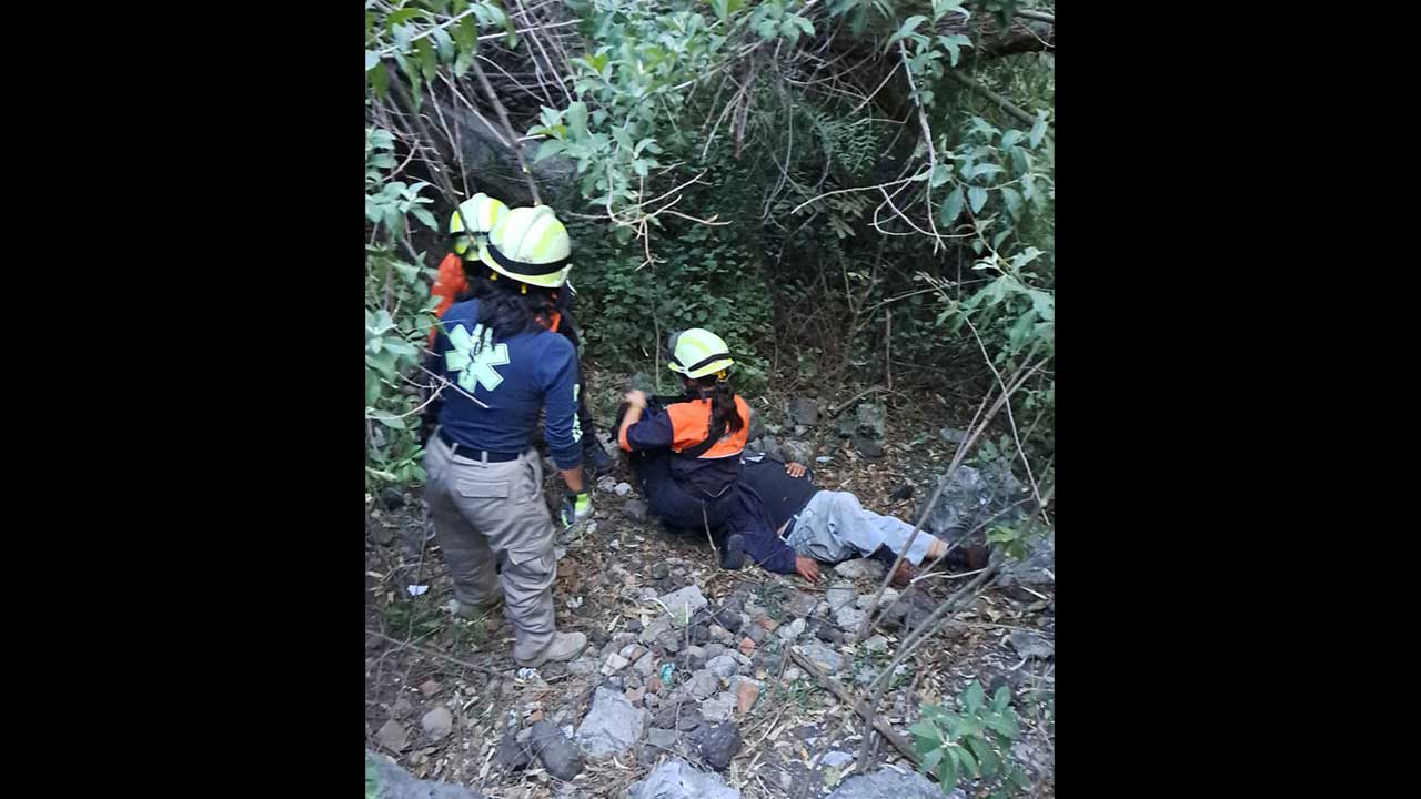 Adulto mayor cayó a barranca  en Puebla y es encontrado dos días después 