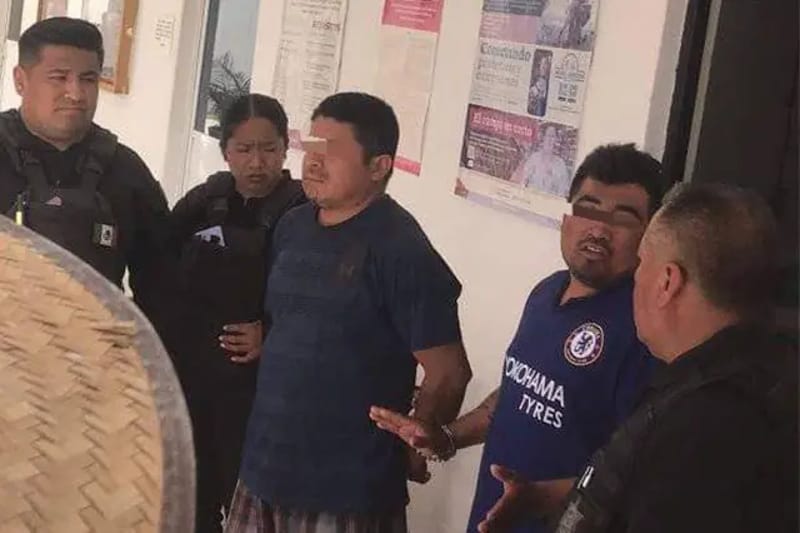 Hombres se salvan de ser linchados en Coyotepec tras ser acusados de robachicos; policía logró su rescate