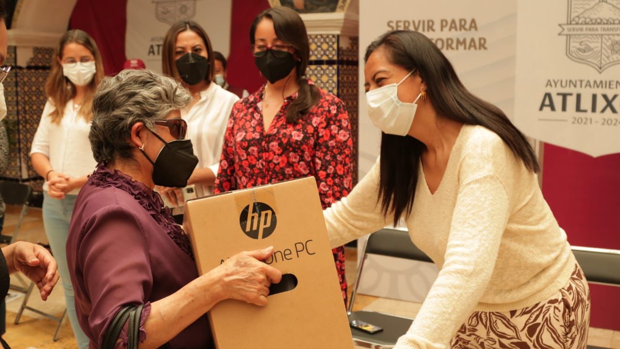 Ariadna Ayala entrega apoyos a 11 instituciones educativas de Atlixco atendiendo solicitudes