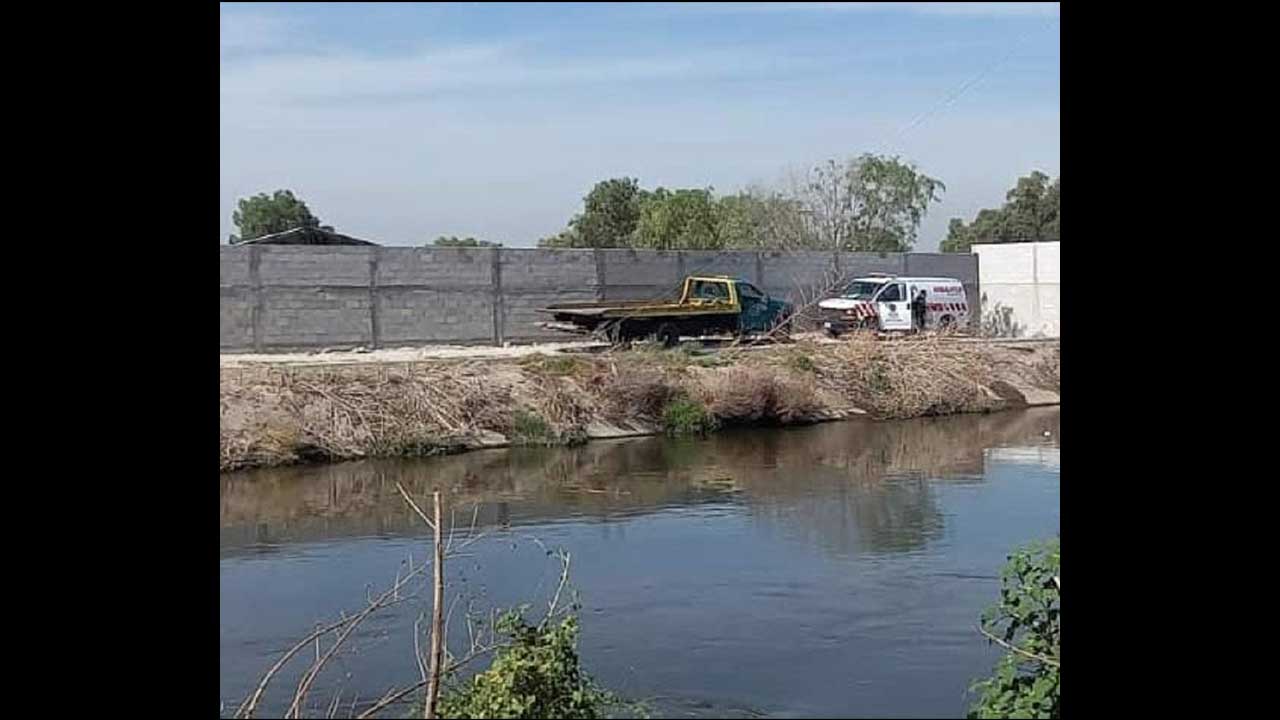 Vehículo cae al canal de Valsequillo con dos personas a bordo; uno fue rescatado