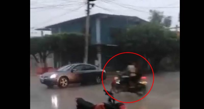 Motocicleta a exceso de velocidad choca contra automóvil en las lluvias del día de ayer (Vídeo sensible)