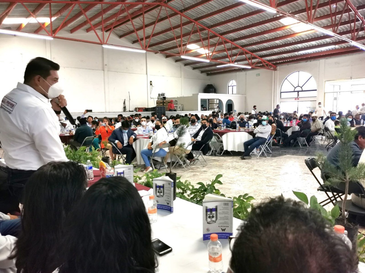 Armenta Mier se reúne con tepeaquenses para tratar el fortalecimiento de la economía interna 