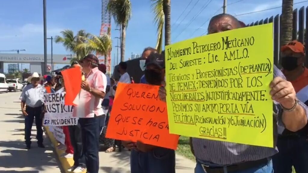 Previo a inauguración de Dos Bocas e informe de AMLO maestros y pobladores se manifestaron a las afueras 