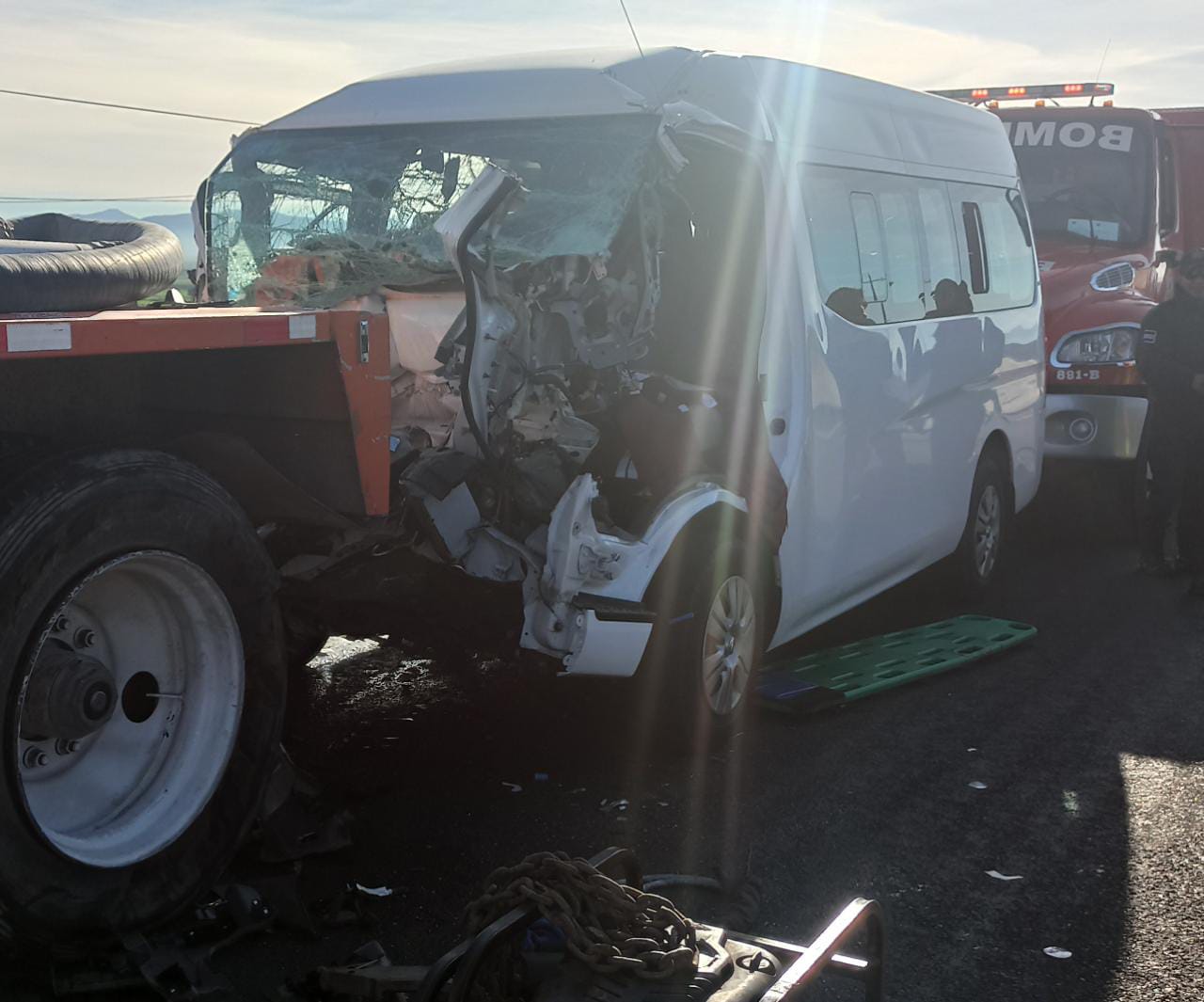 Choque entre camioneta y camión deja dos muertos, en Calpulalpan