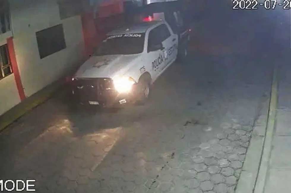 Policías del estado realizan disparos, chocan su patrulla, y golpean a un joven en Tecamachalco