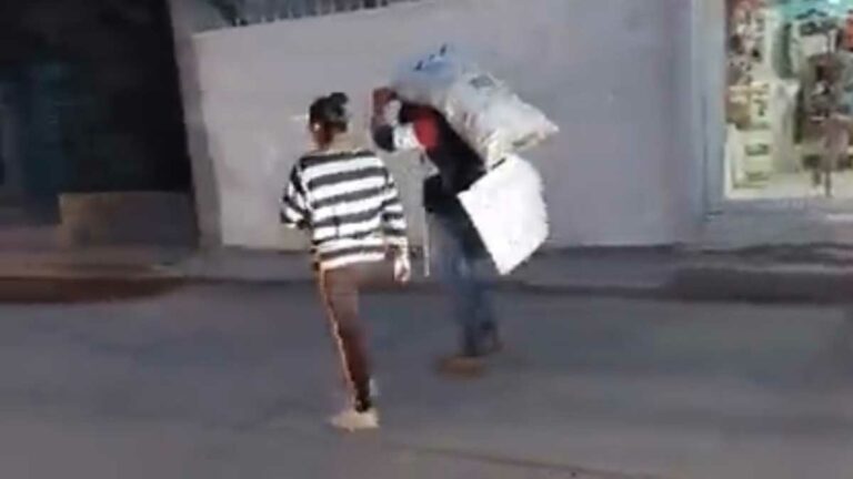 Hombre es exhibido por calles de San Rafael Tlanalapan, lo hicieron cargar el producto que hurtó