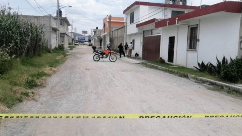 Ejecutan a un hombre y hieren a su madre en su propia casa en un ataque directo en Tilapa, Puebla