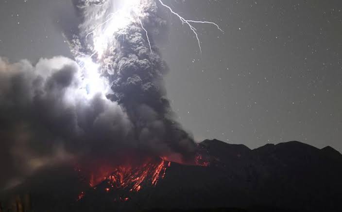 Volcán Sakurajima en Japón ha entrado en erupción, emiten máxima alerta