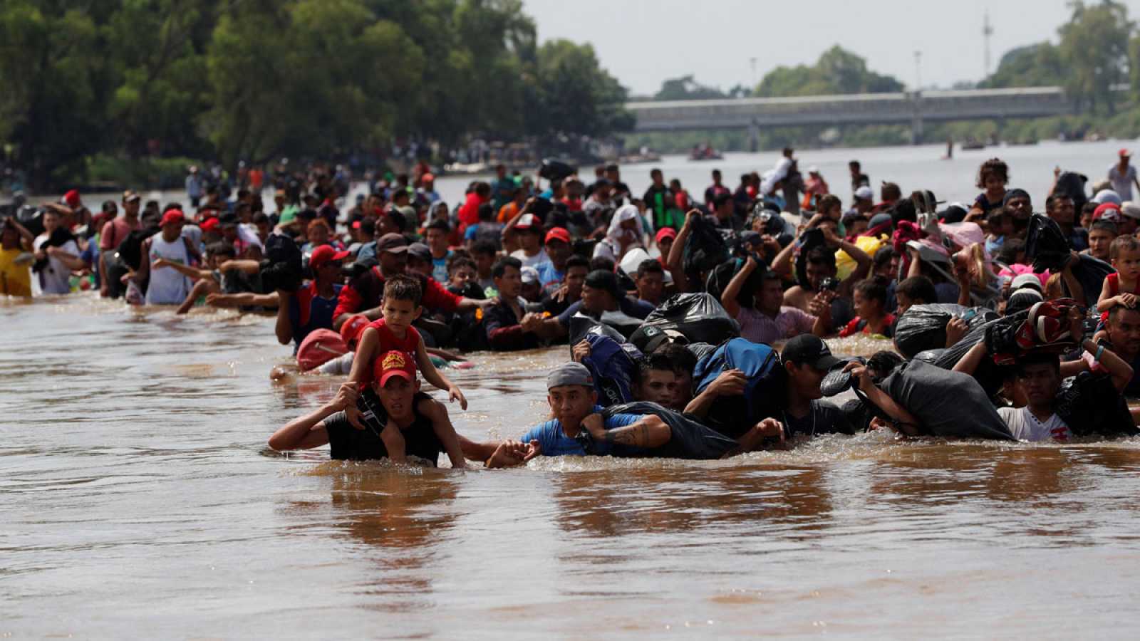 Miles de migrantes cruzan a pie por México, tras la tragedia en Texas