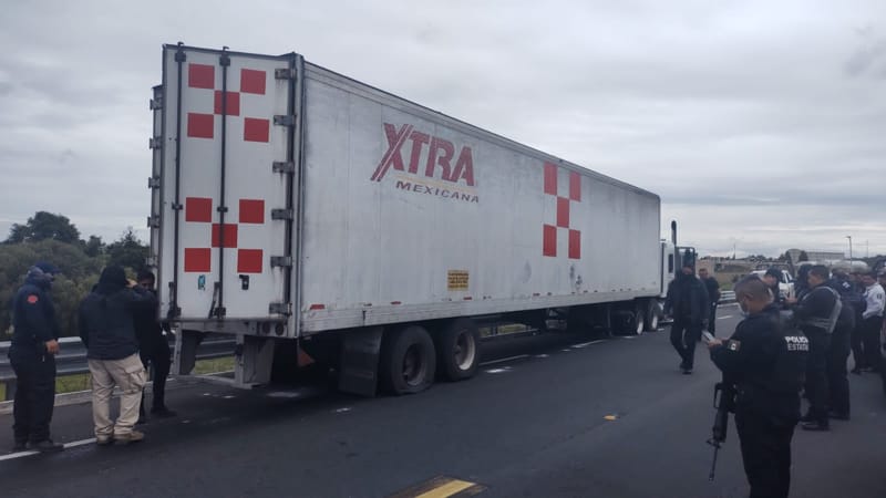 "Huían a CDMX":Tras enfrentamiento policía y Guardia Nacional recuperan trailer con mercancía