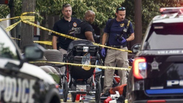 Hallan a bebé de dos años de padres que murieron en tiroteo durante desfile en EU