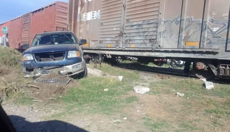 Conductor intenta ganarle el paso al tren en Tepeaca y termina siendo arrastrado por las vías