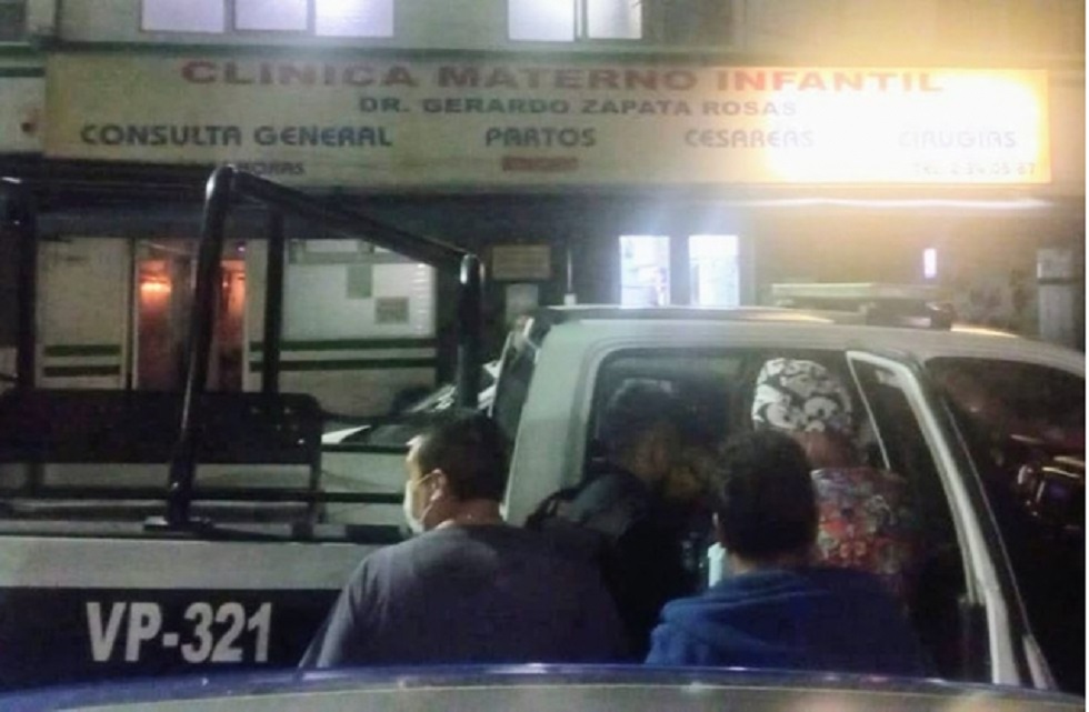 Eduardo Rivera felicita a policías que dieron apoyo a mujer que dio a luz en la calle