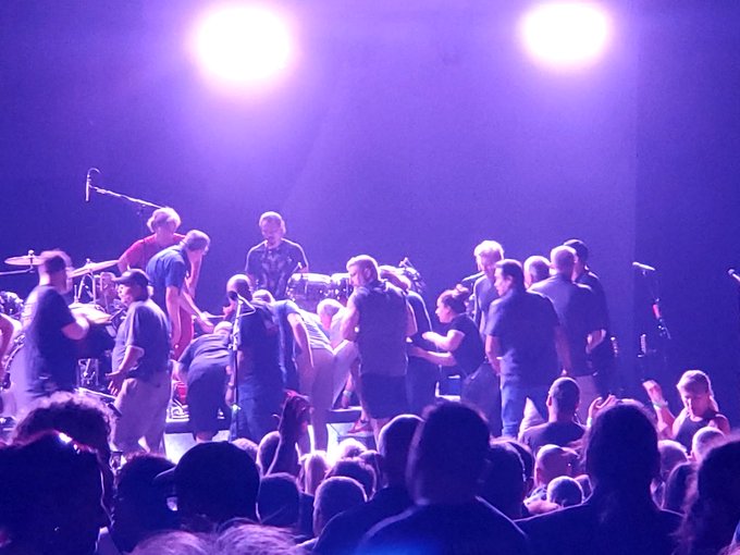 Carlos Santana se desmaya durante concierto en Michigan y lo sacan en camilla