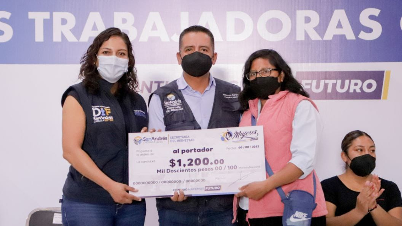 La Secretaría del Bienestar de San Andrés Cholula entregó 300 apoyos económicos a mujeres del municipio 