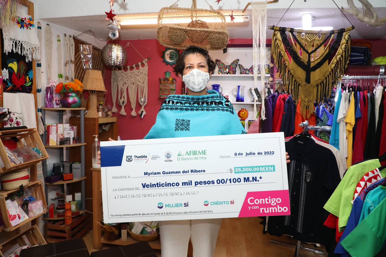 Ayuntamiento entrega cheque número 200 de 950 microcréditos