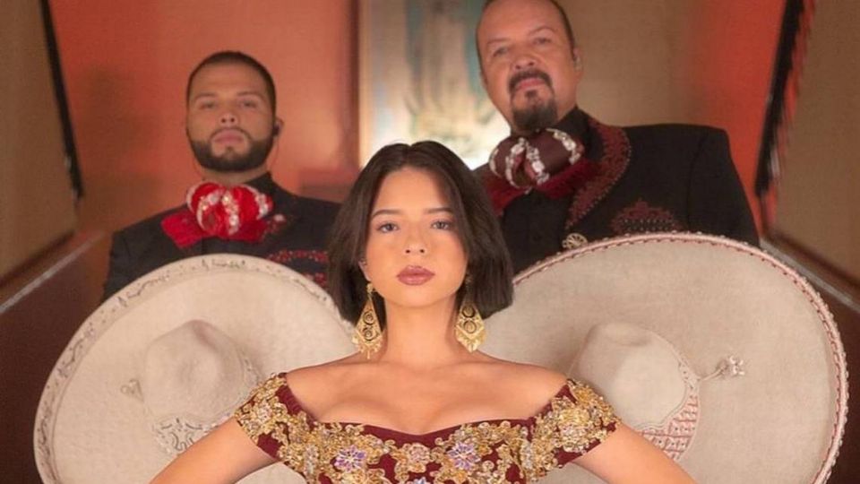 Ángela Aguilar es regañada por Pepe Aguilar debido al escotazo de su vestido (Video)