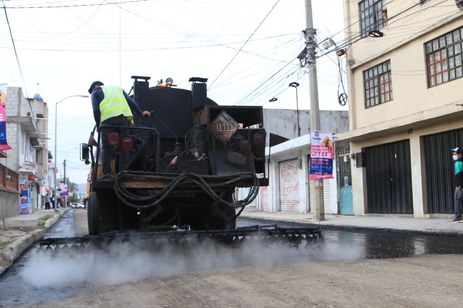 Avanzan trabajos de mejoramiento vial en colonias del norte de Puebla