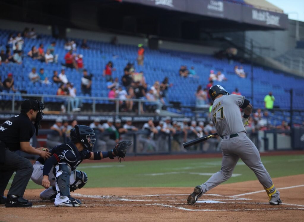 En juego de volteretas, Pericos se aseguró la serie en Monterrey