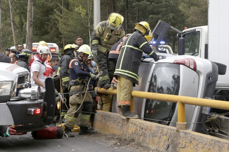 Poblano perdió control de su unidad y termino atorado en puente de bulevar Cadete Vicente Suárez