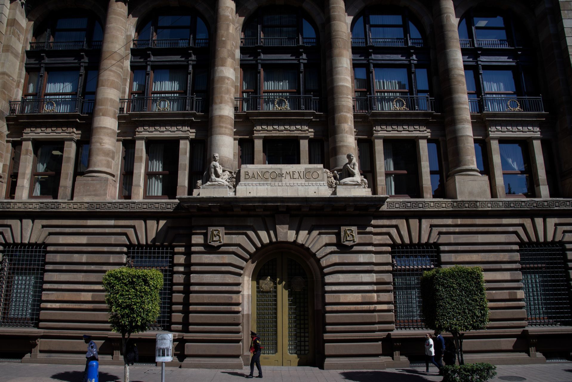 Banco de México sube la tasa de interés a 7.75% a fin de contener la inflación