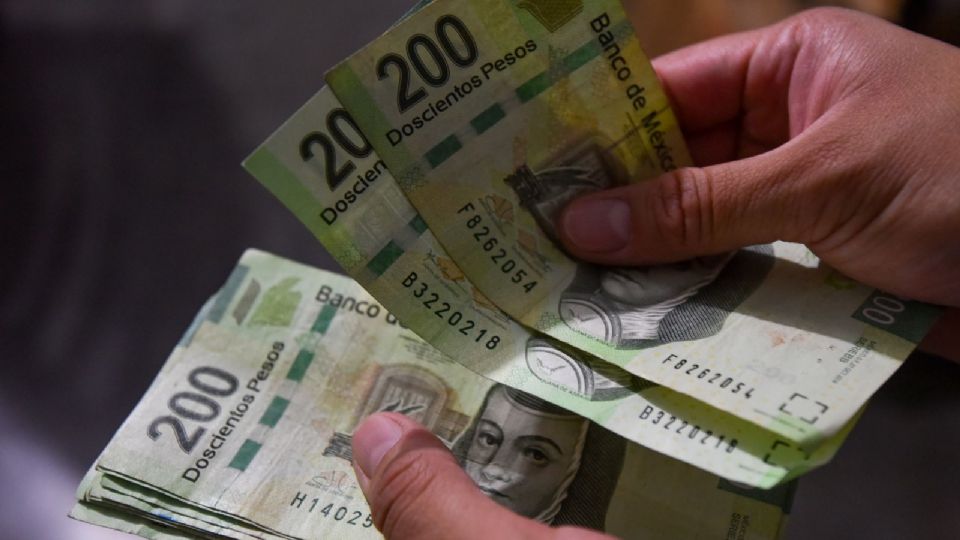 Peso cierra la semana con ganancias tras aumento a la tasa de interés de Banxico