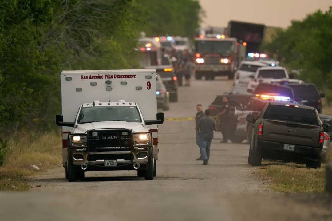 Sube a 51 la cifra de migrantes muertos hallados en camión en Texas