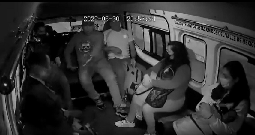 Pasajeros en Naucalpan frustran asalto y propinan tremenda golpiza a delincuente (VIDEO)