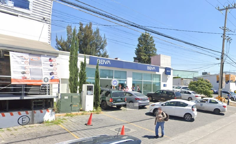 Asaltan a mujer dentro de banco BBVA de Zavaleta; ladrones impidieron realizar el deposito del efectivo