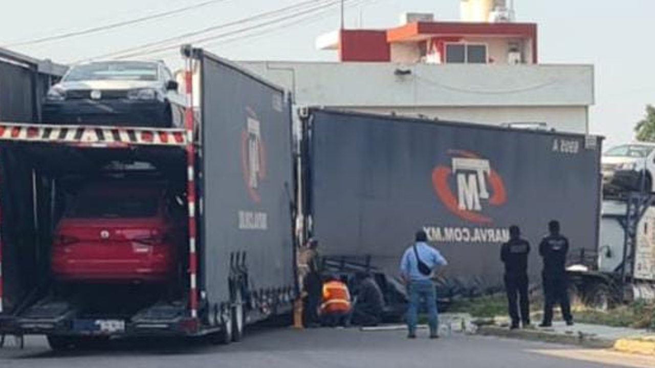 Policías de Cuautlancingo lograron asegurar una nodriza que transportaba automóviles nuevos