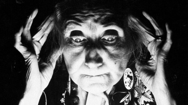 ¿Por qué algunas personas pueden escuchar voces del más allá?