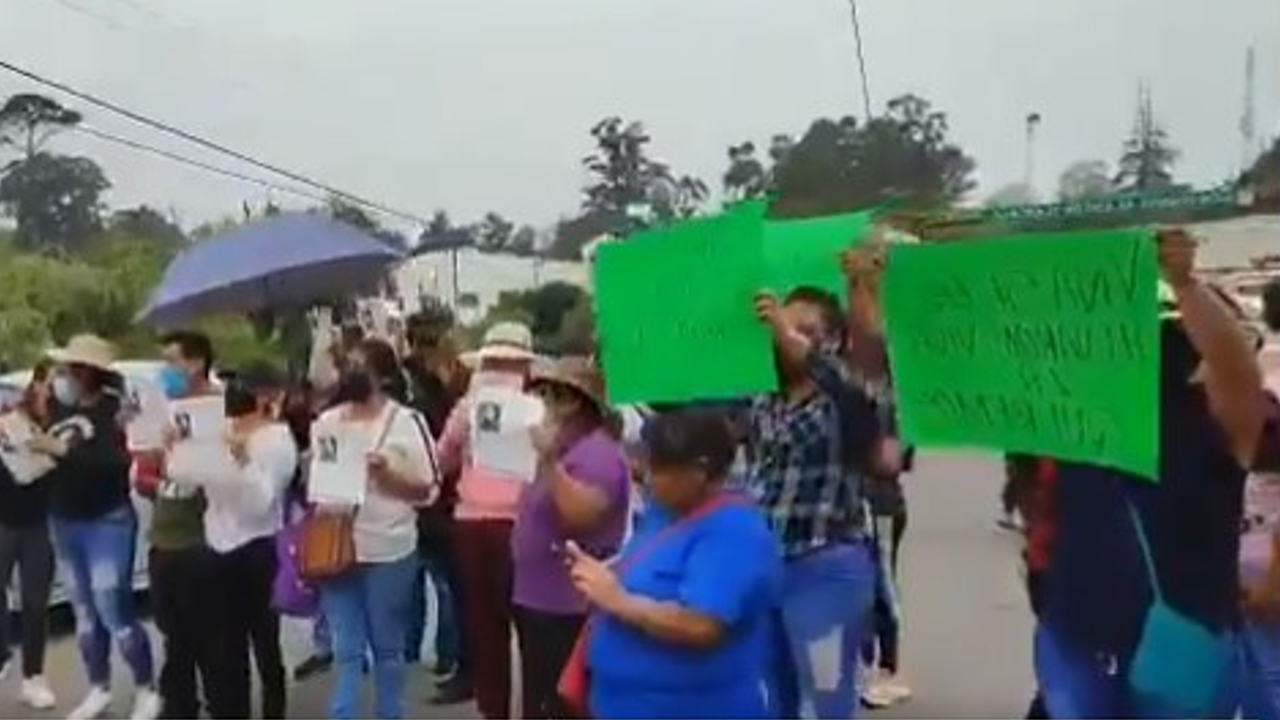 Pobladores de San Lorenzo Almecatla cerraron vialidades por la desaparición de una joven