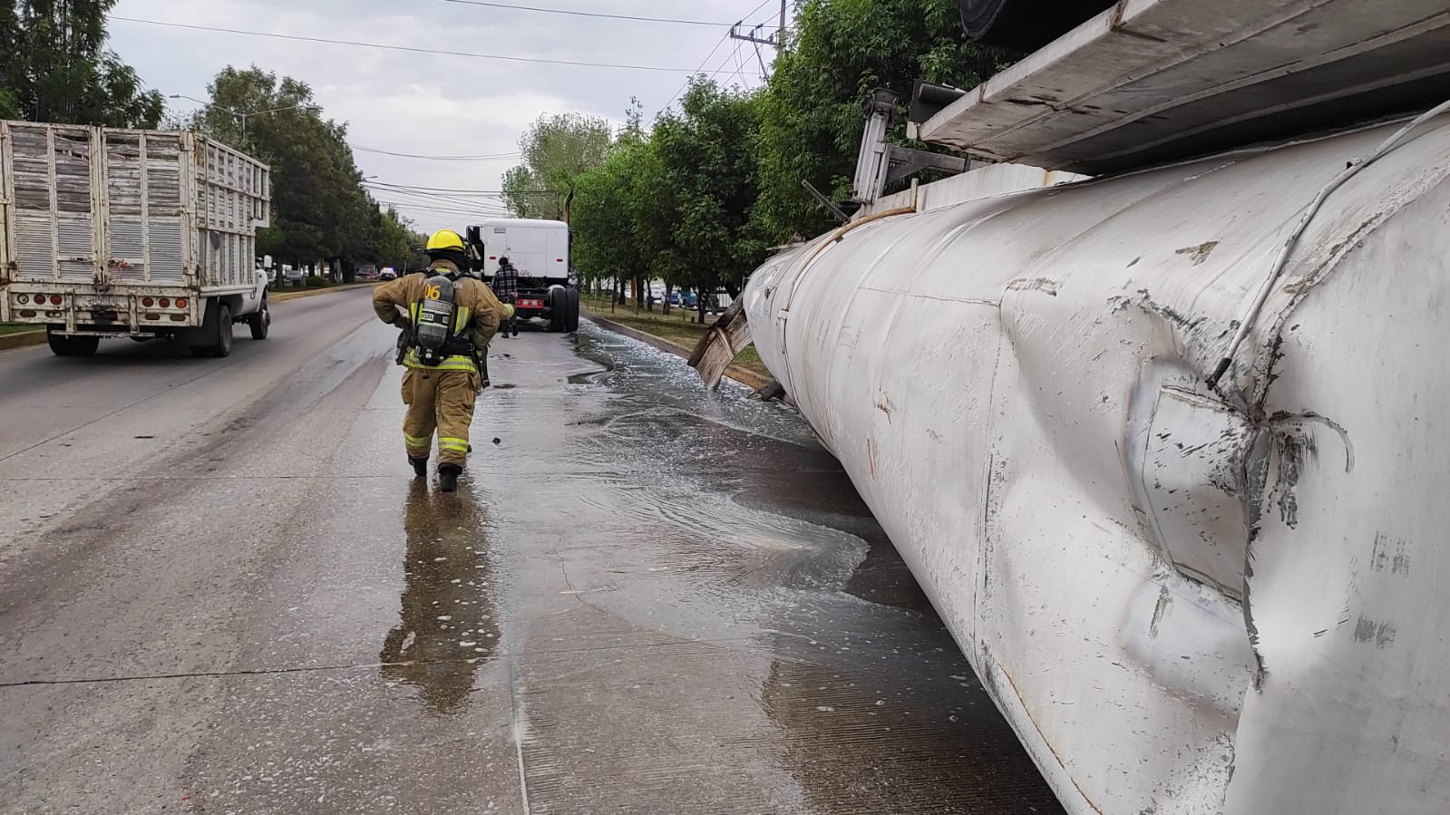 Pipa vuelca con químico en Parque Industrial Puebla 2000