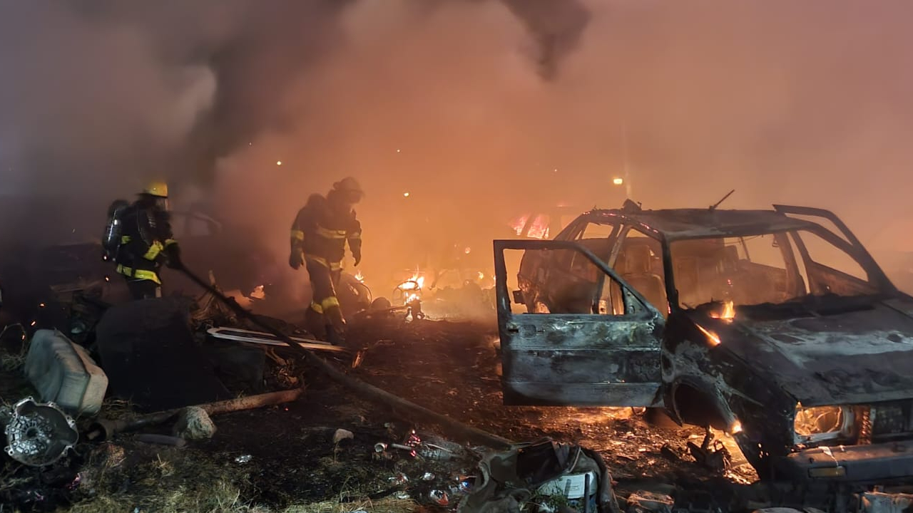 Alrededor de 11 vehículos fueron calcinados por un incendio en un Deshuesadero de San Andrés Cholula 