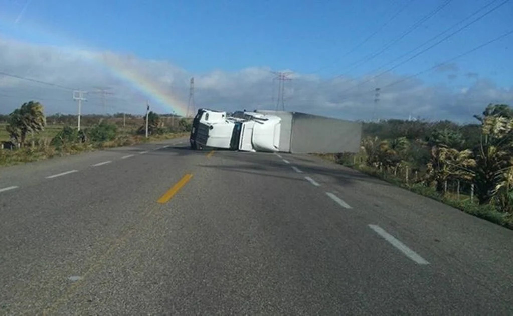 Fuertes vientos provocaron la volcadura de vehículos en Oaxaca