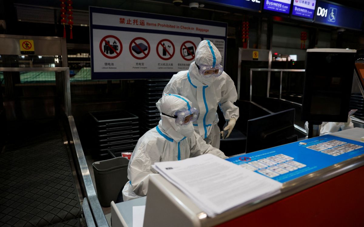 China impone nuevamente el confinamiento en ciudades grandes y cierra fábricas por brote de Covid-19