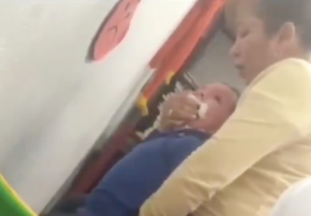 Maestra somete a niño en un kinder; “Silencio, no sea grosero, si te vomitas, te tomas tu vómito" (VIDEO)