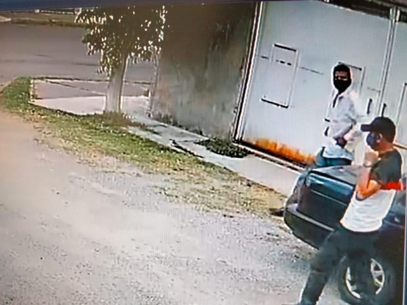 Captan en video asalto en la colonia Loma Linda, delincuentes huyen en taxi (Fotos y Video)