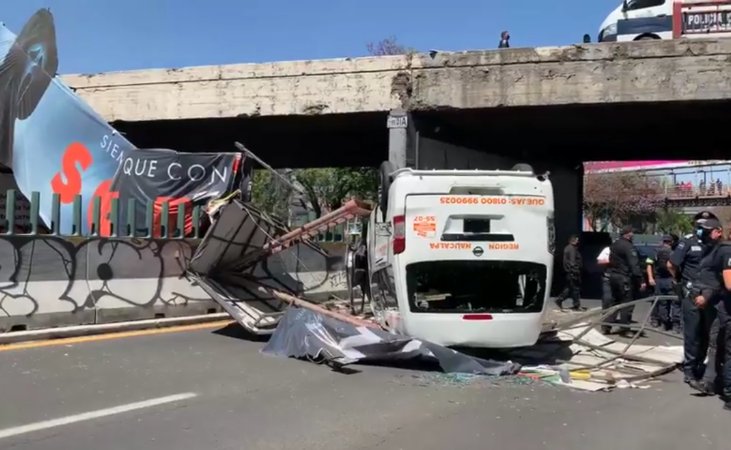 Unidad del transporte publico cae de puente sobre Periférico 