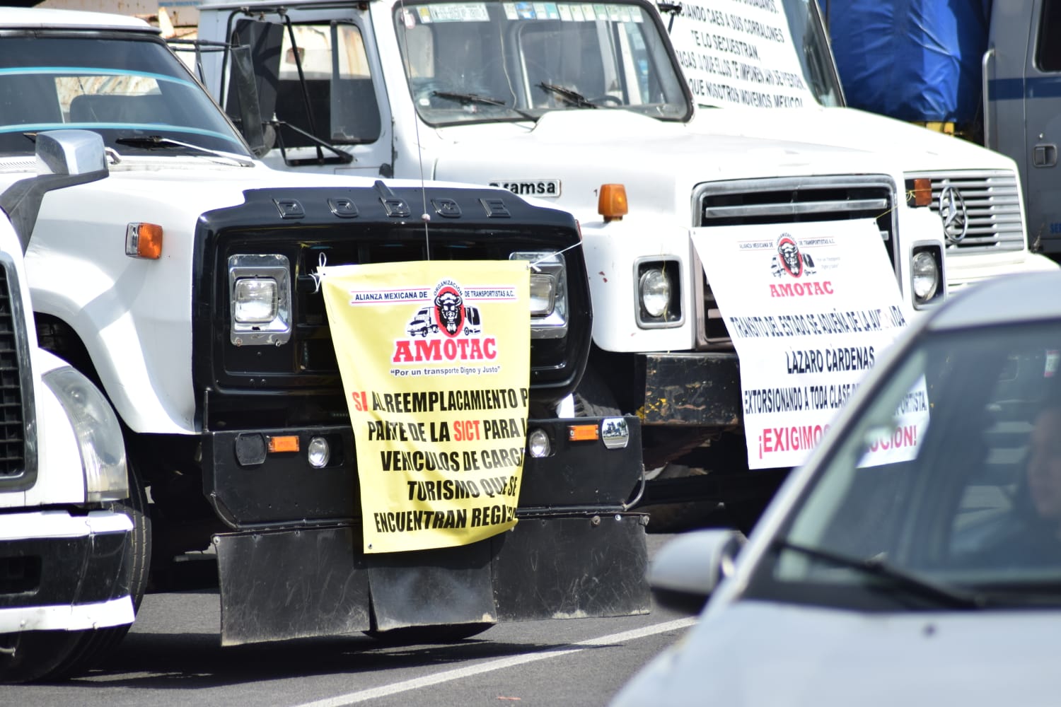 Decenas de transportistas bloquean carreteras en varios puntos del país; exigen mayor seguridad