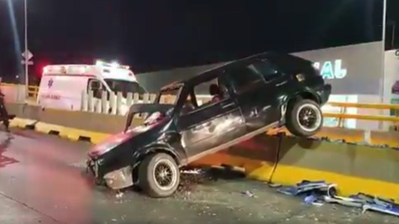 Automóvil terminó sobre el muro de contención del Distribuidor Vial de Cholula 