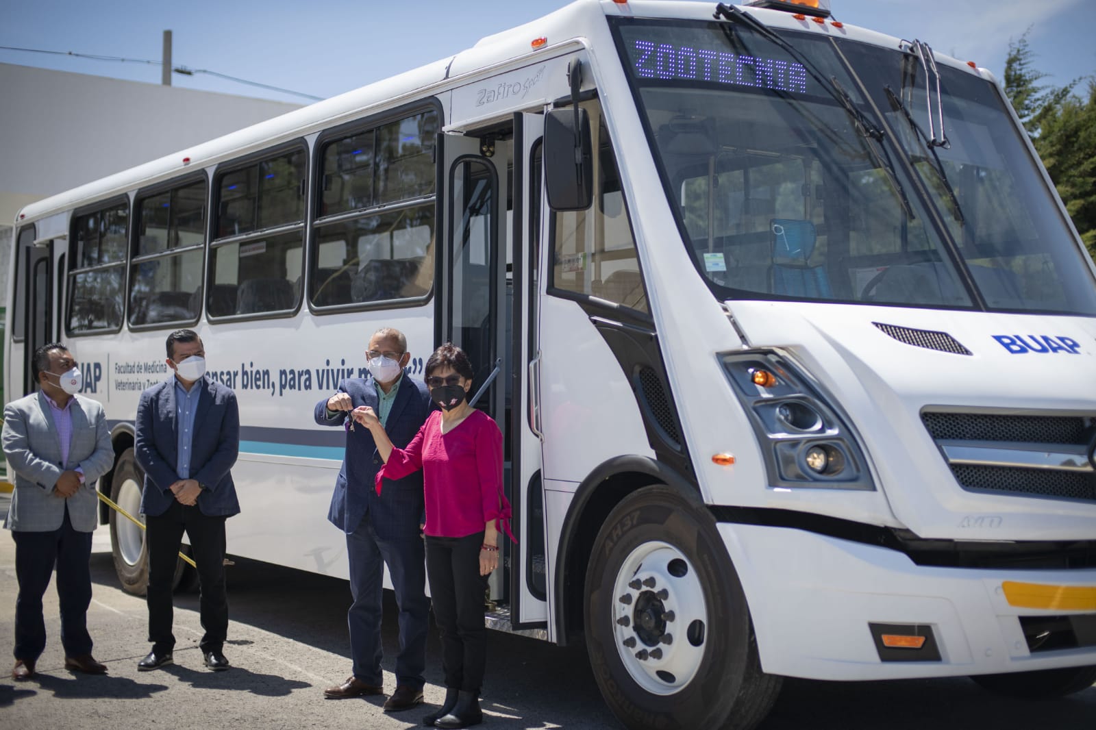 Rectora Lilia Cedillo entrega caseta de vigilancia y autobús a la Facultad en Tecamachalco
