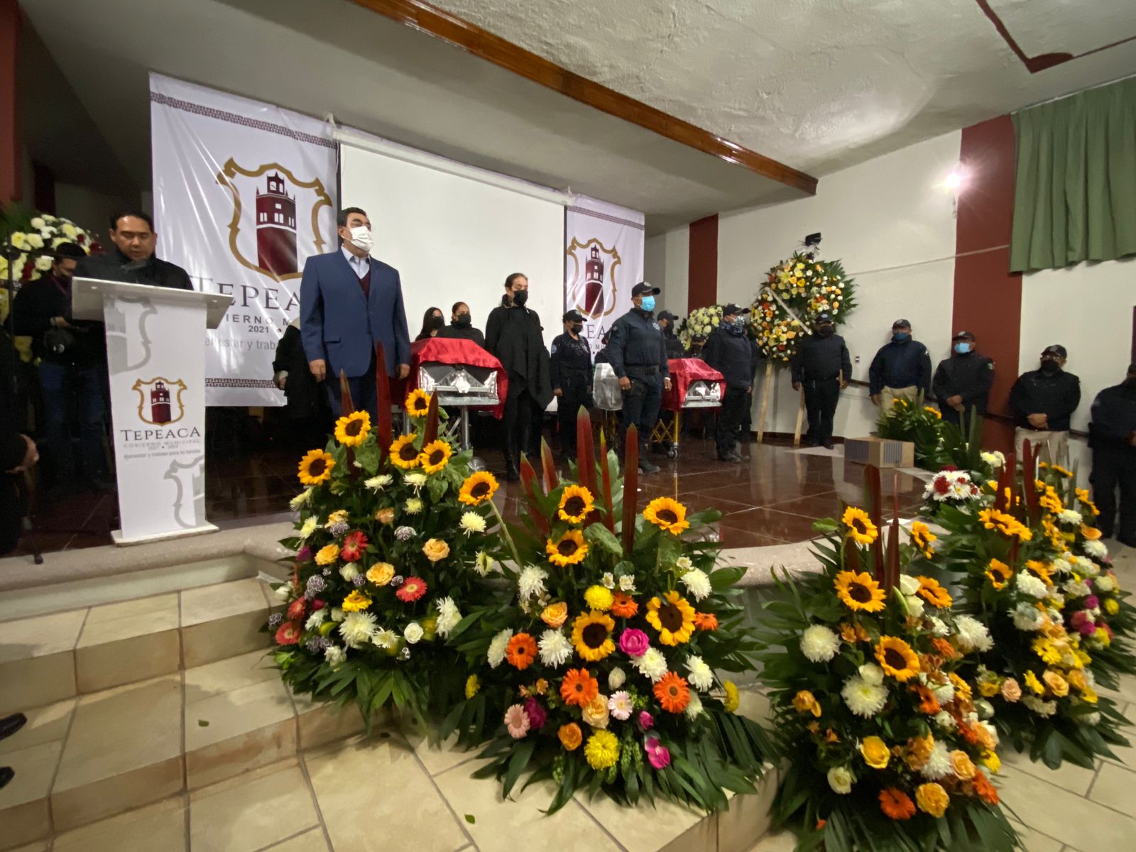 Despiden y homenajean a los policías de Tepeaca que fueron asesinados 