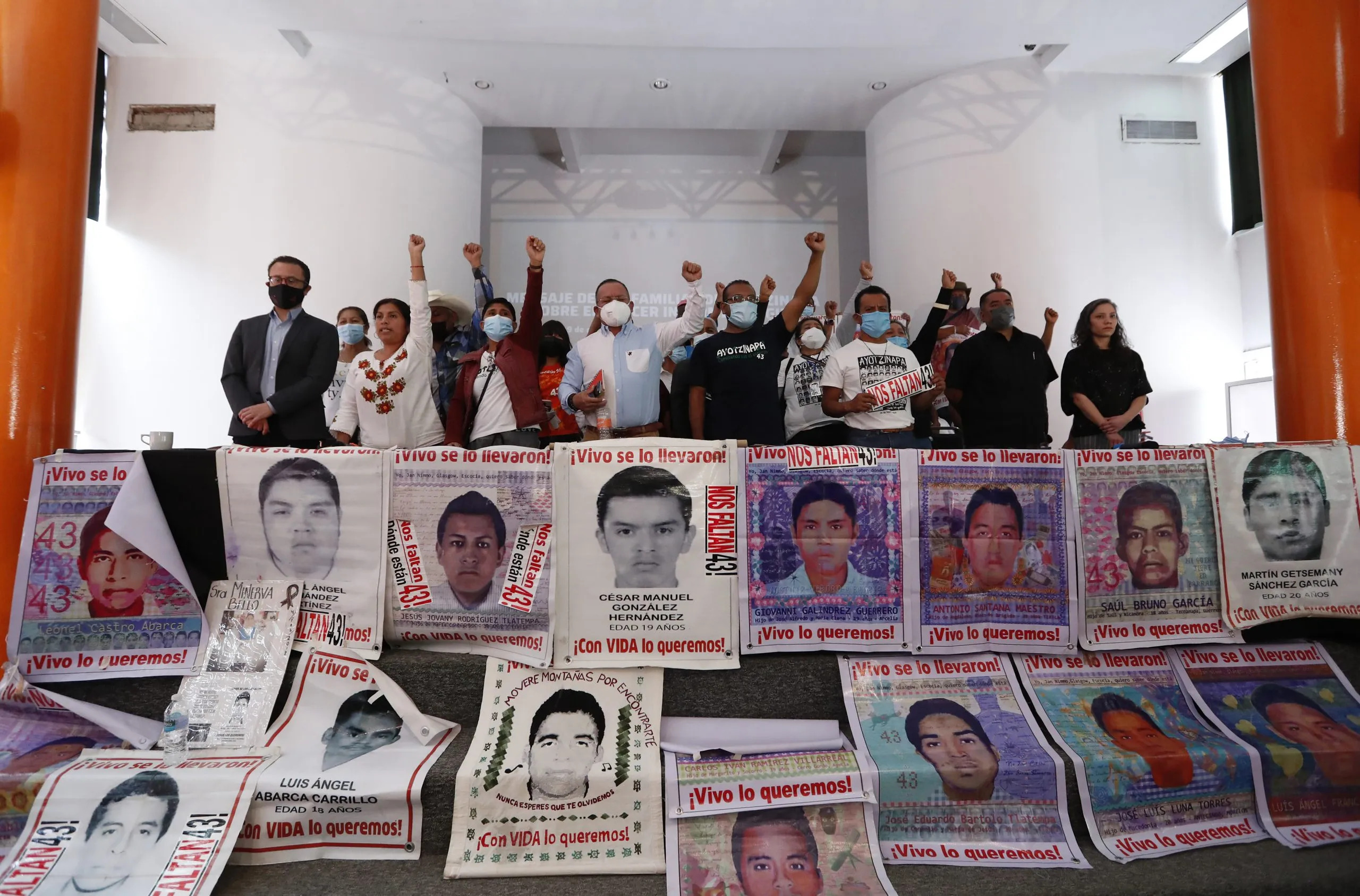 Padres de los 43 normalistas de Ayotzinapa acusan a la Sedena y Semar de manipular y ocultar información