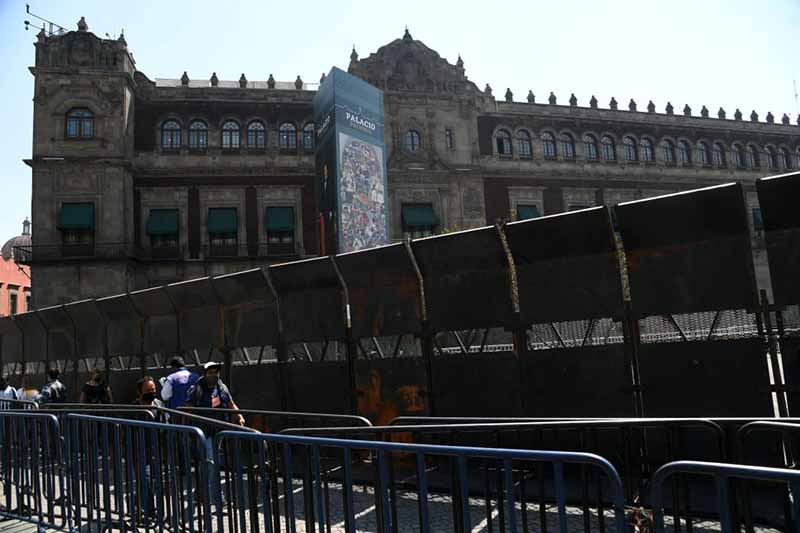 Amurallan Palacio Nacional y algunos edificios de CDMX Previo a la marcha del #8M
