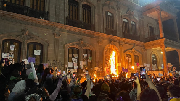 Detienen a “infiltrado” en la marcha del 8M por actos vandálicos en Palacio de Gobierno en Nuevo León